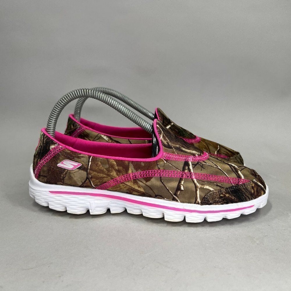 Skechers Girl's Size 5 Go Walk 2 - The Real Deal Slip‎ On Camouflage Sheos